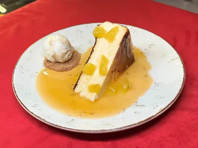 Чизкейк сан себастьян с манговым соусом