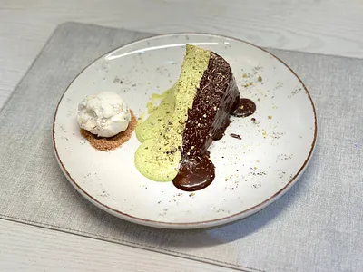 Чизкейк сан себастьян фисташковый соусом