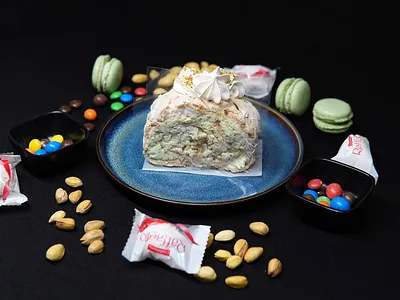 Меренговый рулет с фисташками и ананасом