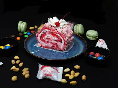 Меренговый рулет с рикоттой и клубникой