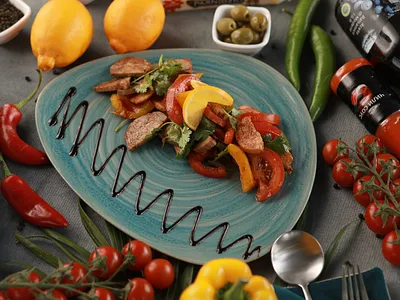 Салат три мяса с острым соусом